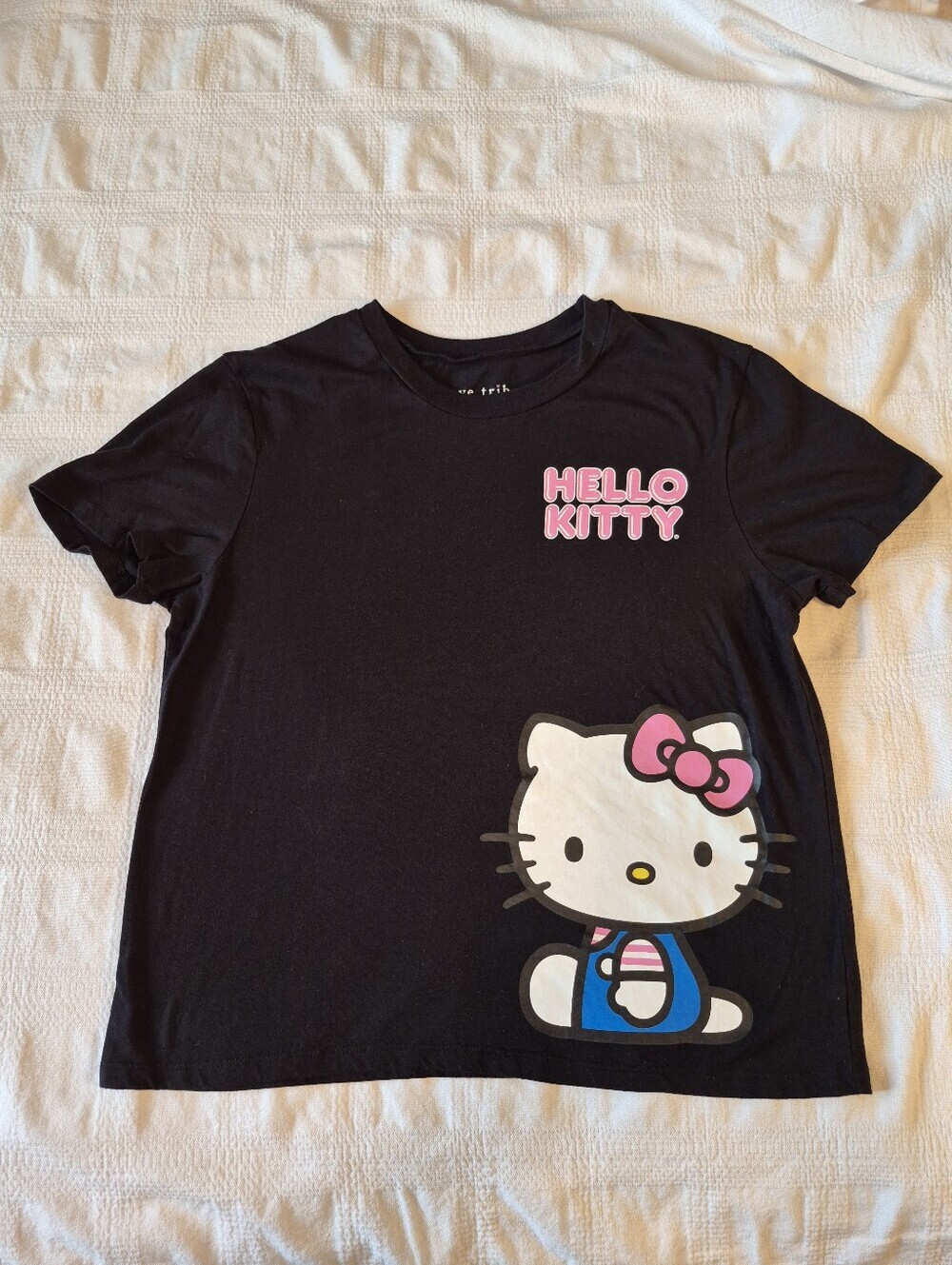 Love Tribe Hello Kitty women's size Large black short sleeve shirt VGUC